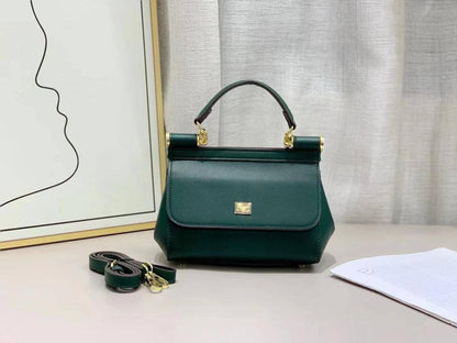 D&G
100 dhs✅
size：22cm
good-quality

with box

Zain35
♥️♥️♥️