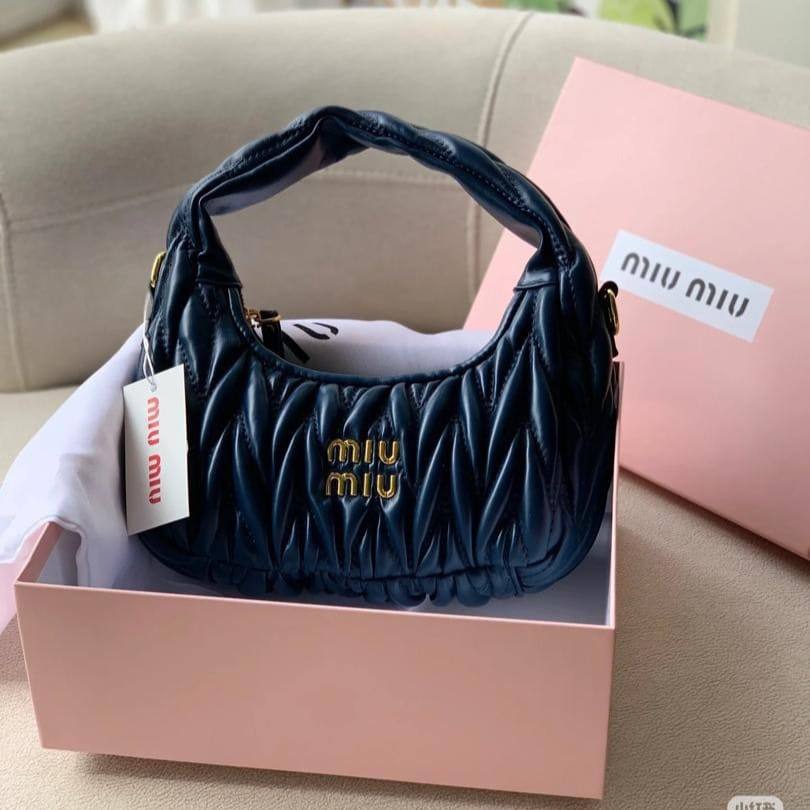 Miu Miu
100 dhs🇦🇪🇦🇪
with box
size 22cm

Zain26
♥️♥️♥️
