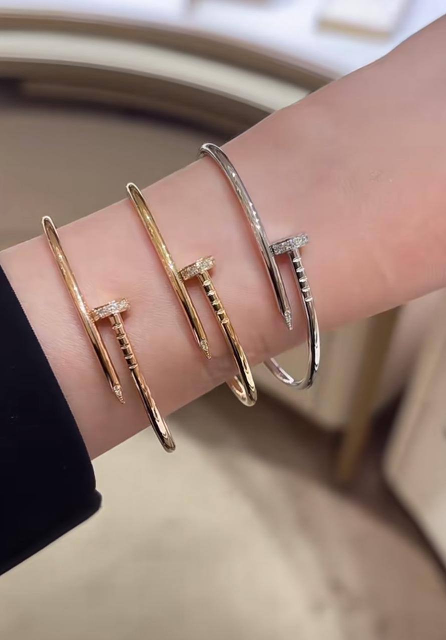 Cartier ❤️‍🔥
Bangle with stone 🐦‍🔥
Master quality 💯
Size available 👇
16,17,18,19,20
With normal boxes 📦 
45 dhs❤️
With master box 🗃️ 
85 dhs❤️

Zain216
♥️♥️♥️