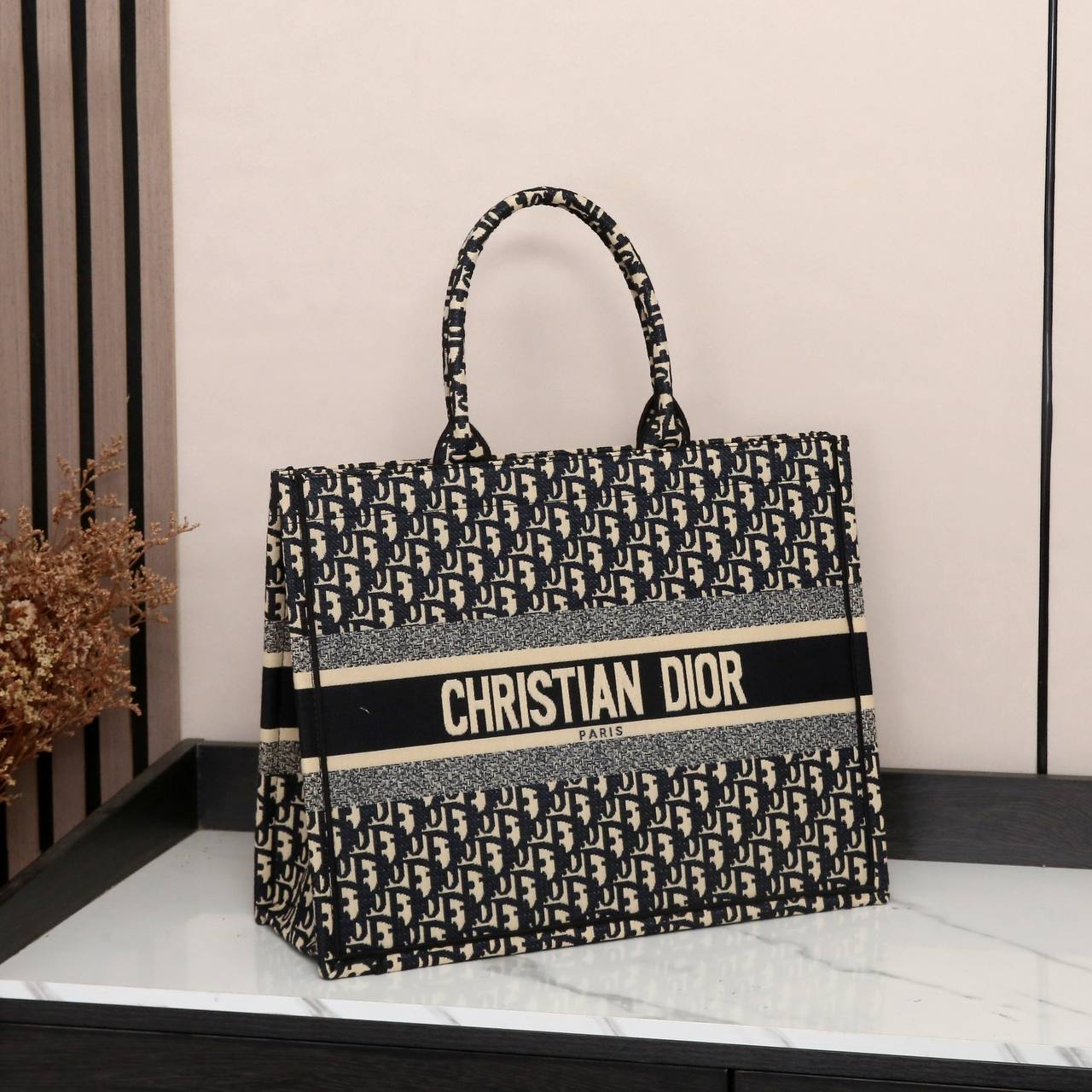 DIOR 
120 dhs✅
Best quality 

with box
🎁🎁🎁

size 41CM

Zain290
♥️♥️♥️