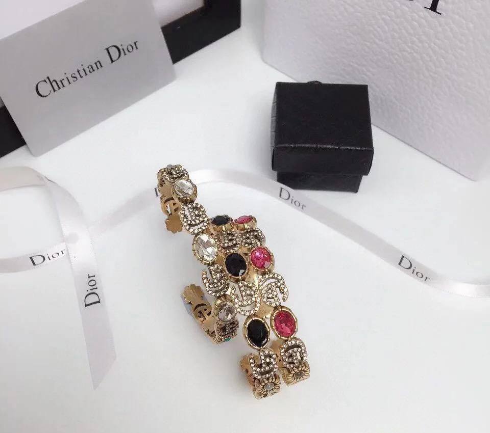 Gucci ❤️‍🔥*
Bangle 🦋
Master quality 💯
With normal boxes 📦 
65 dhs🪙💕
With master box 🗃️ 
85 dhs🪙💕

Zain216
♥️♥️♥️