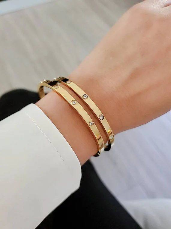 Cartier Set❤️‍🔥*
Bangle 🐦‍🔥
Master quality 💯
Size available 👇
16,17,18,19
One piece 
With normal boxes 📦 
45 dhs💚
With master box 🗃️ 
75 dhs💚

Zain216
♥️♥️♥️