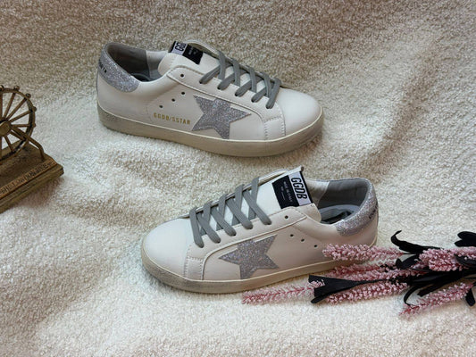 New. Golden gooes

   Size  .  36to 41

130 dhs🪙🌨️

Zain80
♥️♥️♥️