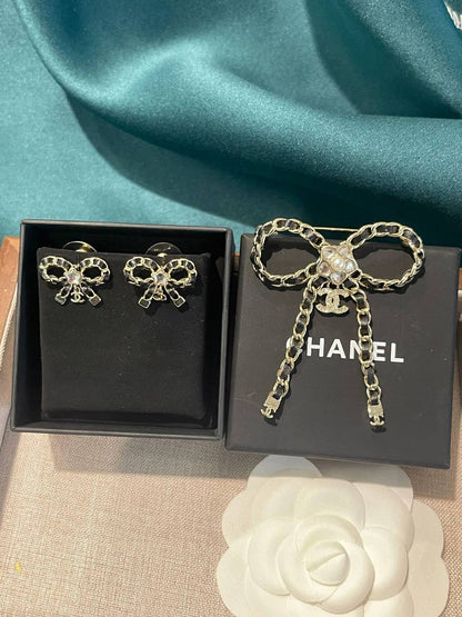 BROOCH 
EARRING 
SET 
MASTER✨💫
115 DHS✅
WITH BOX AND PAPER BAG🎁🛍️

Zain89
♥️♥️♥️
