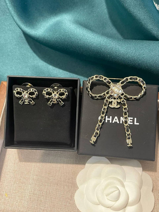 BROOCH 
EARRING 
SET 
MASTER✨💫
115 DHS✅
WITH BOX AND PAPER BAG🎁🛍️

Zain89
♥️♥️♥️