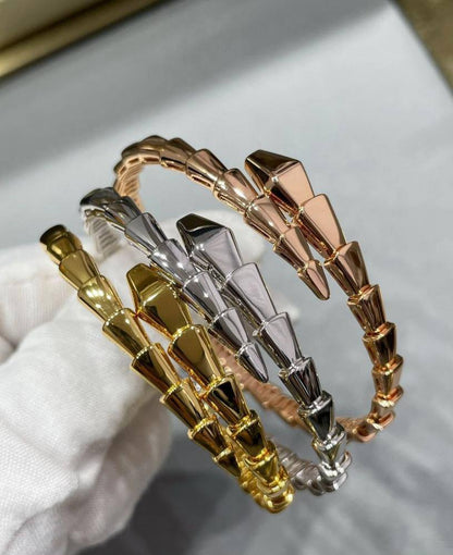 BVLGARI 
Bangle 🦋 
Master quality 💯
With normal boxes 🗃️ 
90 dhs✅

With master box 📦 
140 dhs✅

Zain216
♥️♥️♥️