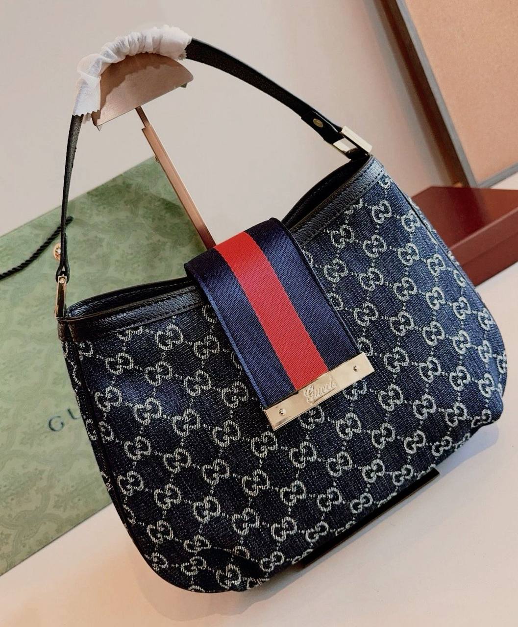 GUCCI
 GOOD QUALITY 
105 dhs✅

Zain295
♥️♥️♥️