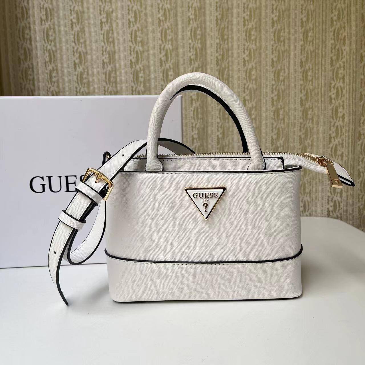 Guess Handbag
Size : 21 * 14 * 7 cm
90 dhs🪙🌺

with box🎁

Zain115
♥️♥️♥️