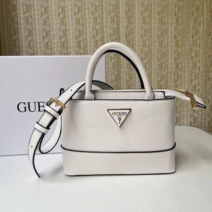 Guess Handbag
Size : 21 * 14 * 7 cm
90 dhs🪙🌺

with box🎁

Zain115
♥️♥️♥️