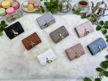 Dior wallet 

With box 
🎁🎁🎁

45 dhs❣️

Zain56
♥️♥️♥️