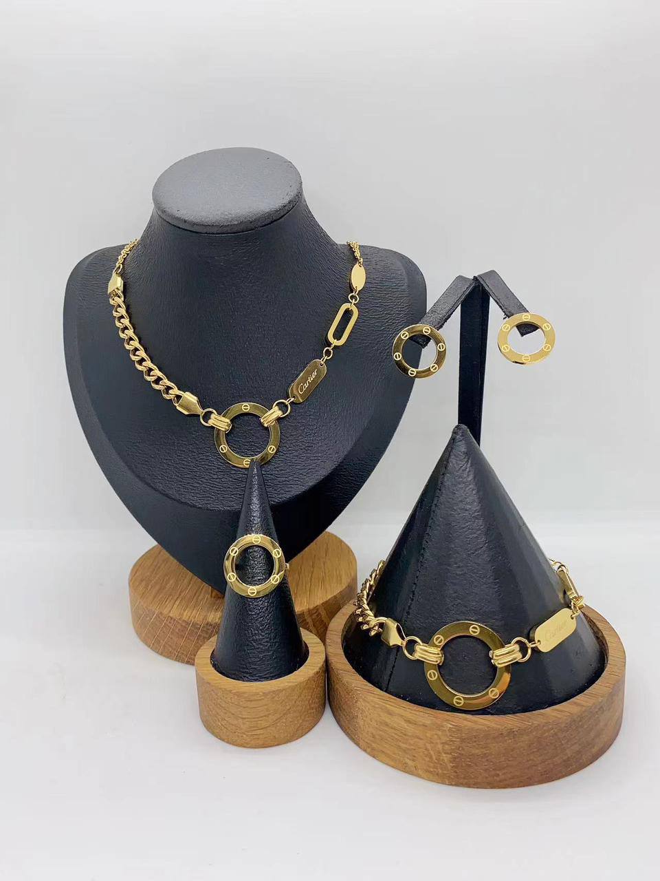 Stainless steel SET 💯*
Necklace ❤️‍🩹
Earring 🍁
Breslat ❣️
Ring 💍 free size
With normal boxes 📦 
And paper bag 🛍️
45 dhs🪙🌨️

Zain216
♥️♥️♥️