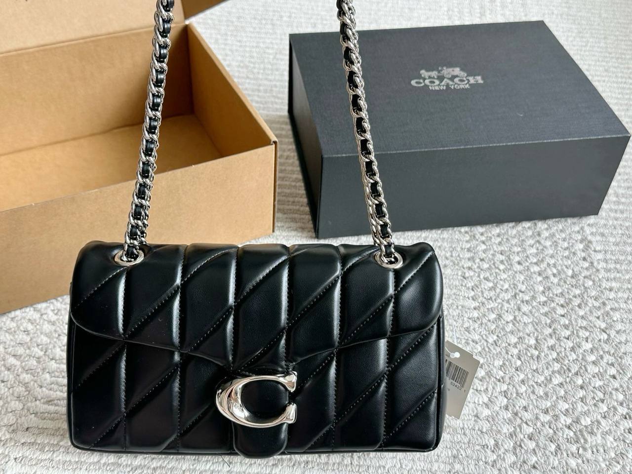COACH 
 GOOD QUALITY 

WITH BOX 
🎁🎁🎁

120 dhs✅
Size: 25 cm

Zain39
♥️♥️♥️