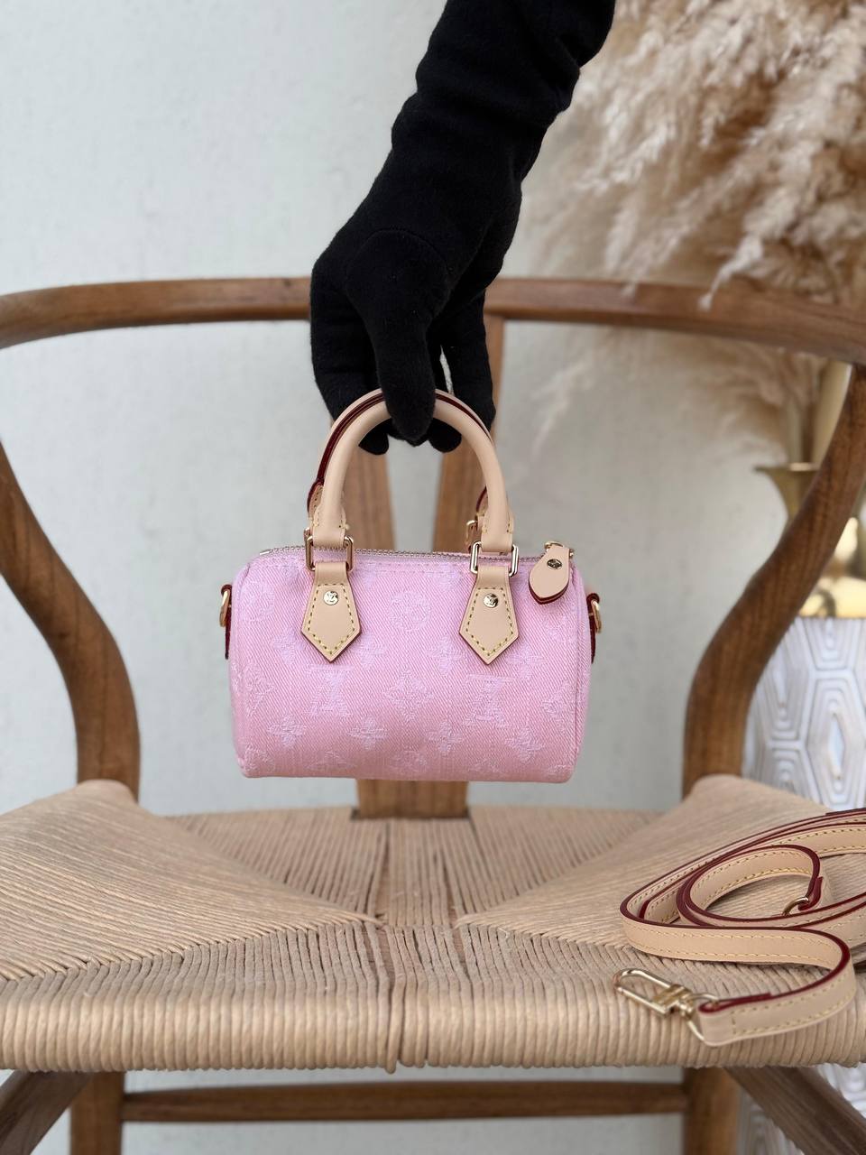 LV
16cm
320 dhs❤️
Top quality 
With box🎁

Zain167
♥️♥️♥️