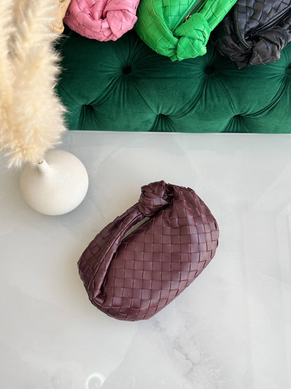 BOTTEGA
Size- 23Cm
Available original box 📦 
With full packing 🎀🎀
Super high quality 💥💥

For Price 👇 WhatsApp✅
0568585901 
0507557372
0552275751 Owner Zain 👌

Zain283
♥️♥️♥️