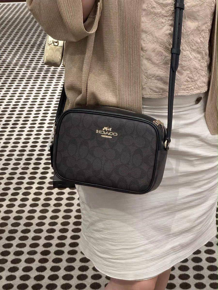 COACH 
HIGH QUALITY 
WITH BOX 

90 dhs💓

Zain17
♥️♥️♥️
