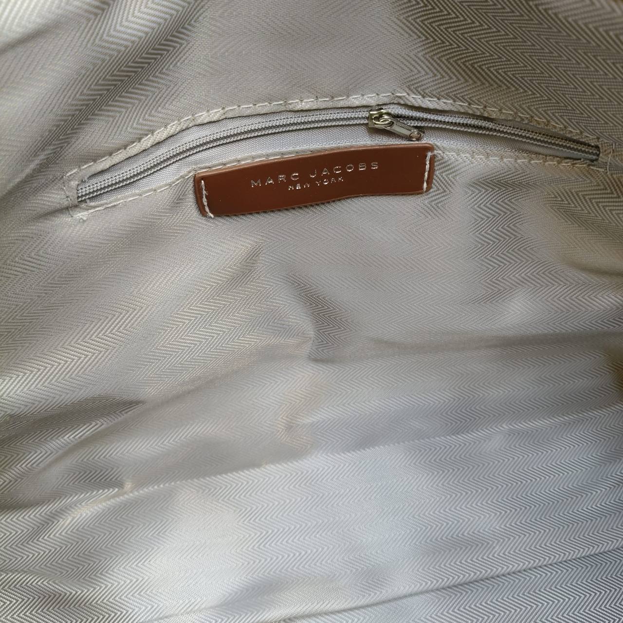 Marc Jacobs
ᴛʜᴇ ᴛᴏᴛᴇʙᴀɢ ᴢɪᴘ
ᴄᴀɴᴠᴀss ᴍᴀᴛᴇʀɪᴀʟ
ɪᴛ ʜᴀs ʟᴏɴɢ sᴛʀᴀᴘ
sɪᴢᴇ : 40 cm

75 dhs✅

Zain31
♥️♥️♥️♥️