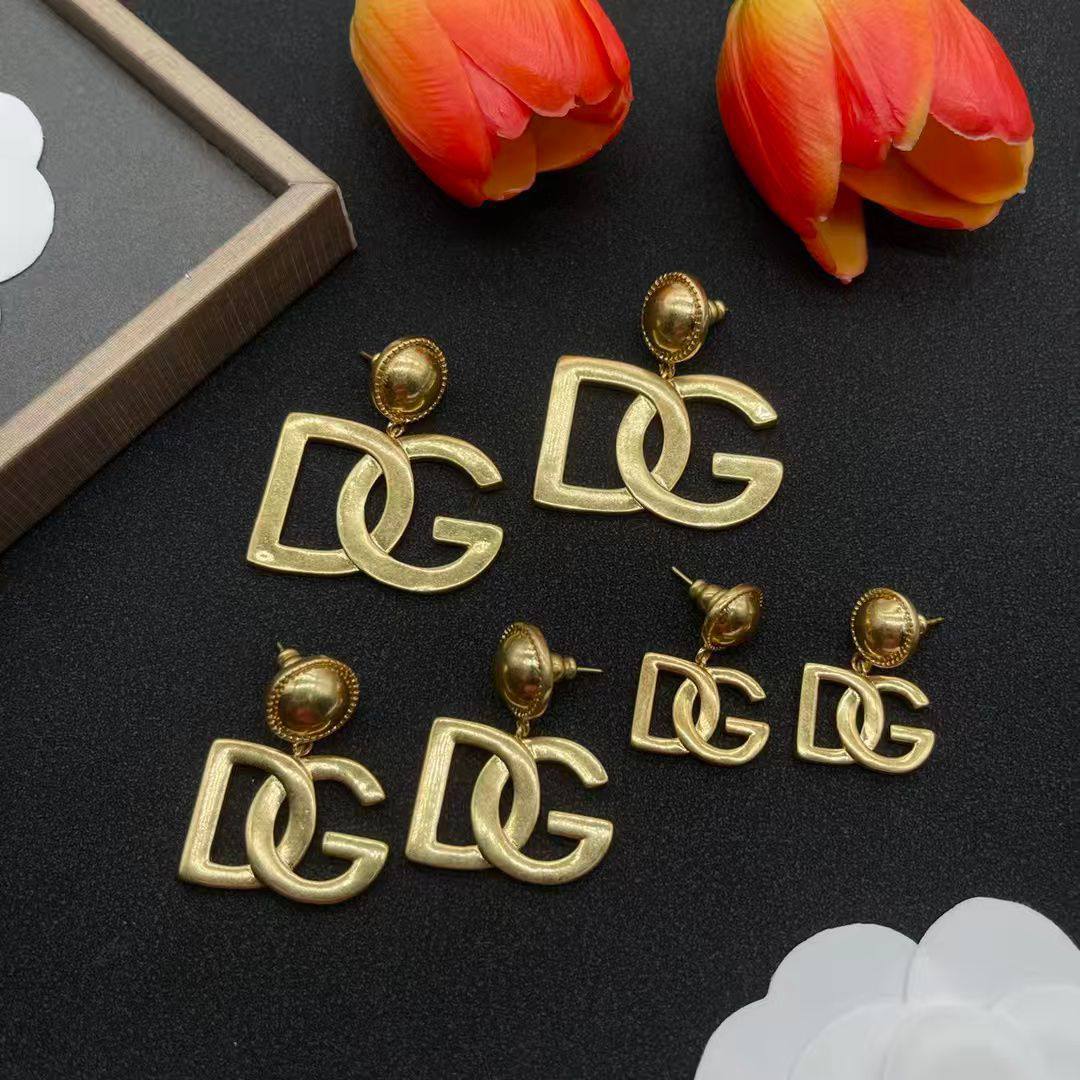 D&G 💥*
Earring ❤️‍🔥
Master quality 💯
With normal boxes 📦 
And paper bag 🛍️
*Small size 40 dhs🪙💕
*Medium size 50 dhs🪙💕
*Big size  60 dhs🪙💕

Zain216
♥️♥️♥️