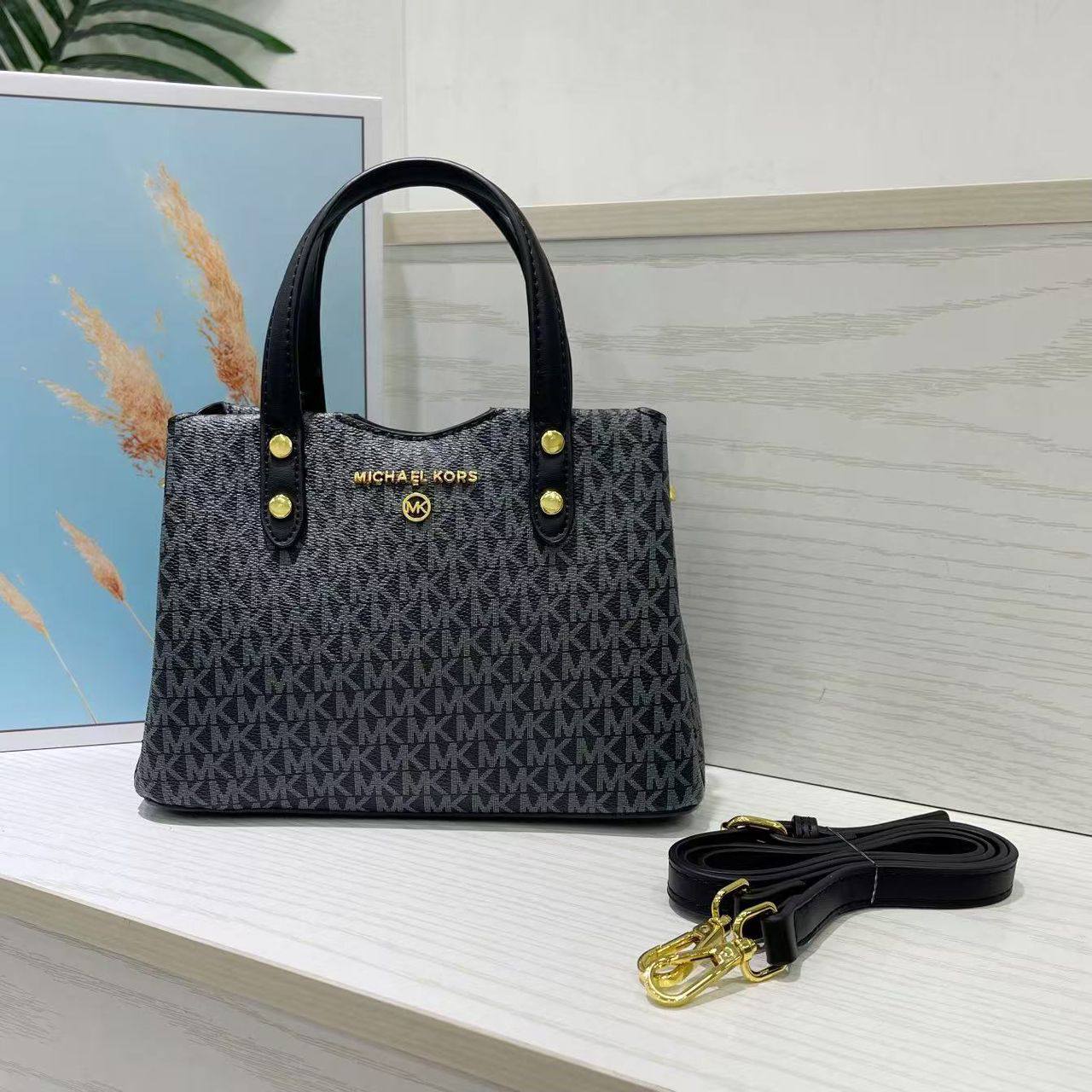 Celine - MK
90 dhs🪙🌨️

With box
🎁🎁🎁

Zain35
♥️♥️♥️