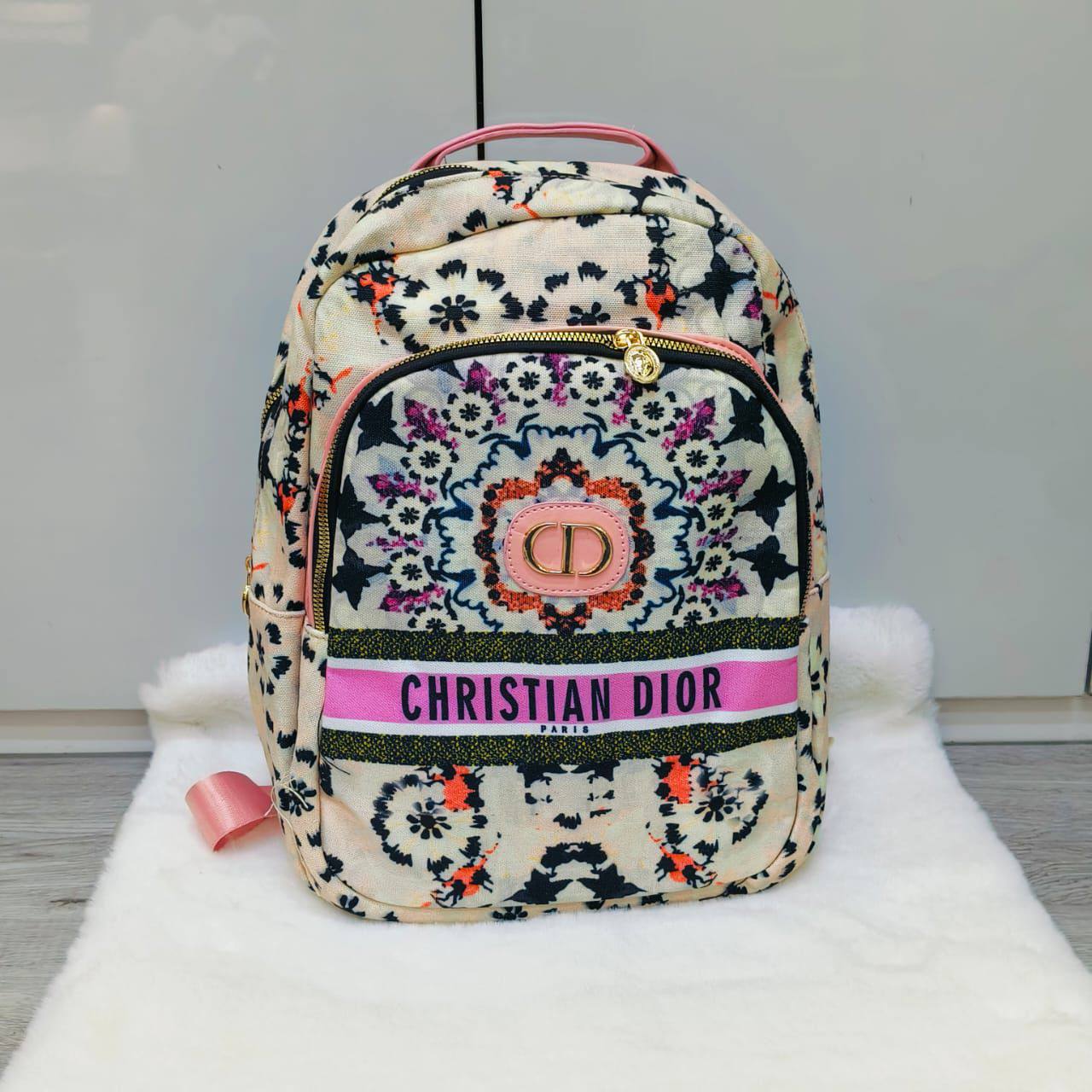 DIOR BACKPACK 
GOOD QUALITY 
55 dhs✅

Zain40
♥️♥️♥️
