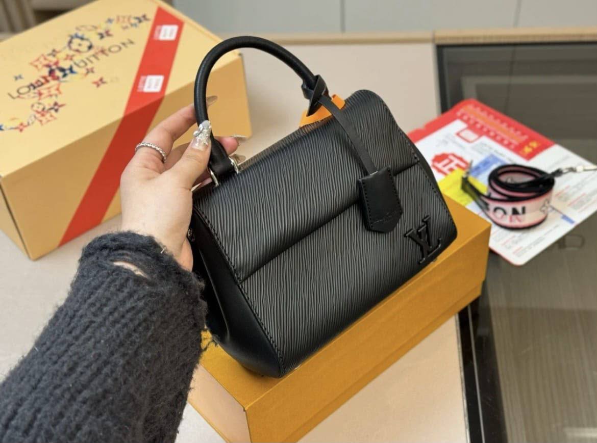 LV 
100 dhs🇦🇪🇦🇪

with box
size 20×9×15cm

Zain42
♥️♥️♥️