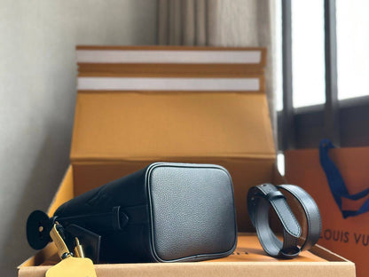 Louis Vuitton
Color:Black / very dark charcoal
Grained calfskin leather
Gold-tone metal details

For Price 👇 WhatsApp✅
0568585901 
0507557372
0552275751 Owner Zain 👌

Zain325
♥️♥️♥️