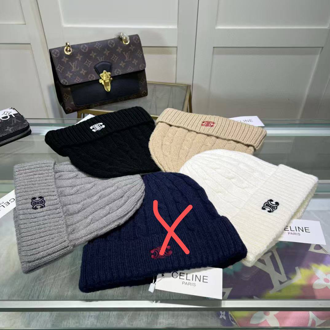 Winter Knitted Hat 
65 dhs🪙🌨️

Zain231
♥️♥️♥️