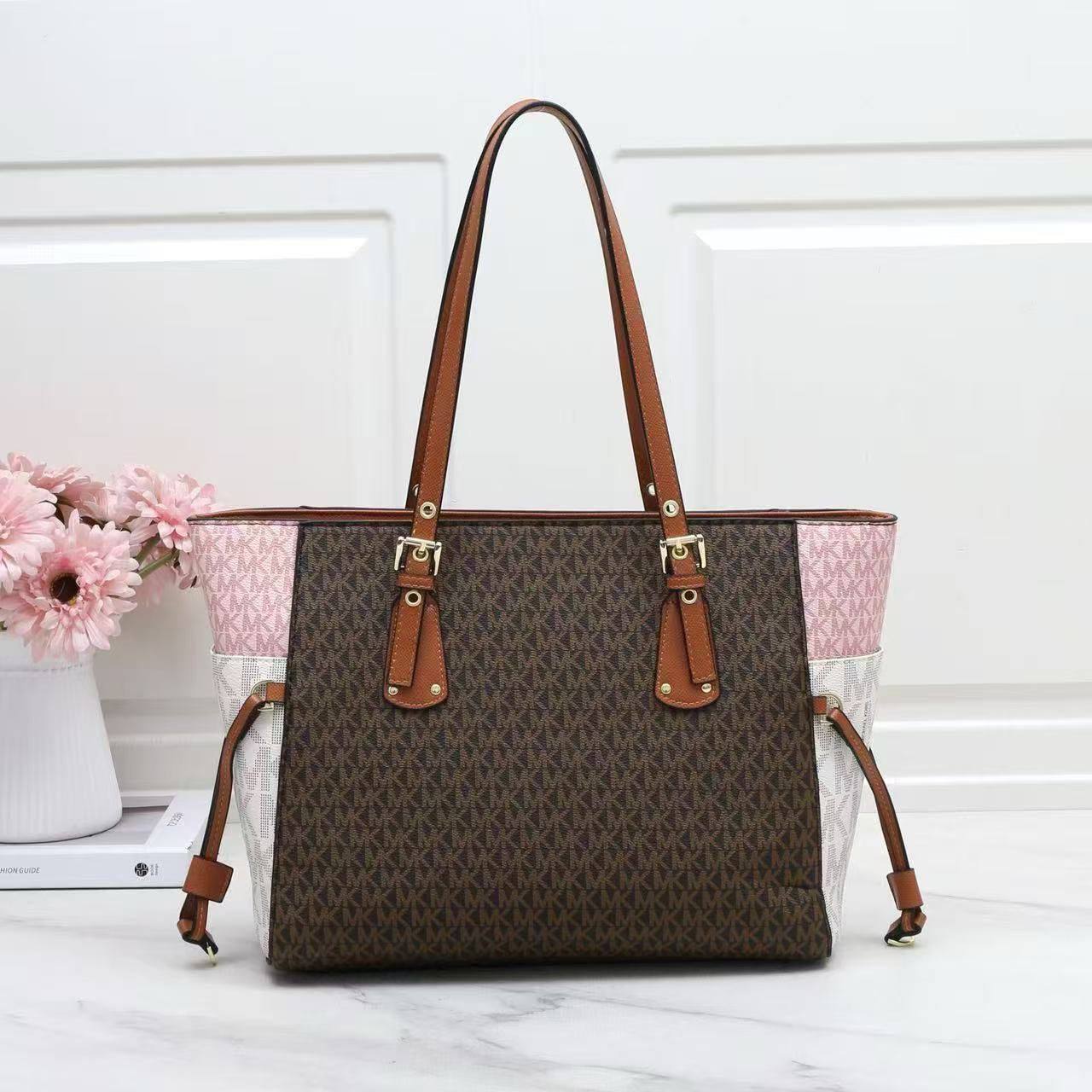 Mk  
size:33×27×14 
100 dhs✅

Zain114
♥️♥️♥️