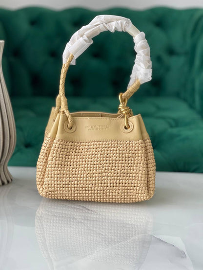 BOTTEGA ✨
Size- 20Cm💥
Available original box 📦 
With full packing 🎀🎀
Super high quality 💥💥
For Price 👇 WhatsApp✅
0568585901 
0507557372
0552275751 Owner Zain 👌

Zain282
♥️♥️♥️