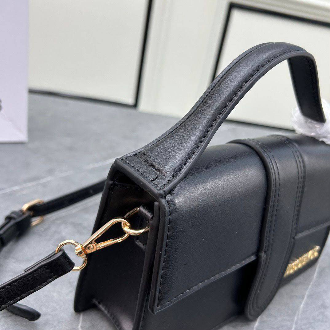 JACQUEMUS 

COPY ONE 

RESTOCK 

WITH BOX 

BIG SIZE  220 DHS……
(Leather)

Zain295
♥️♥️♥️♥️