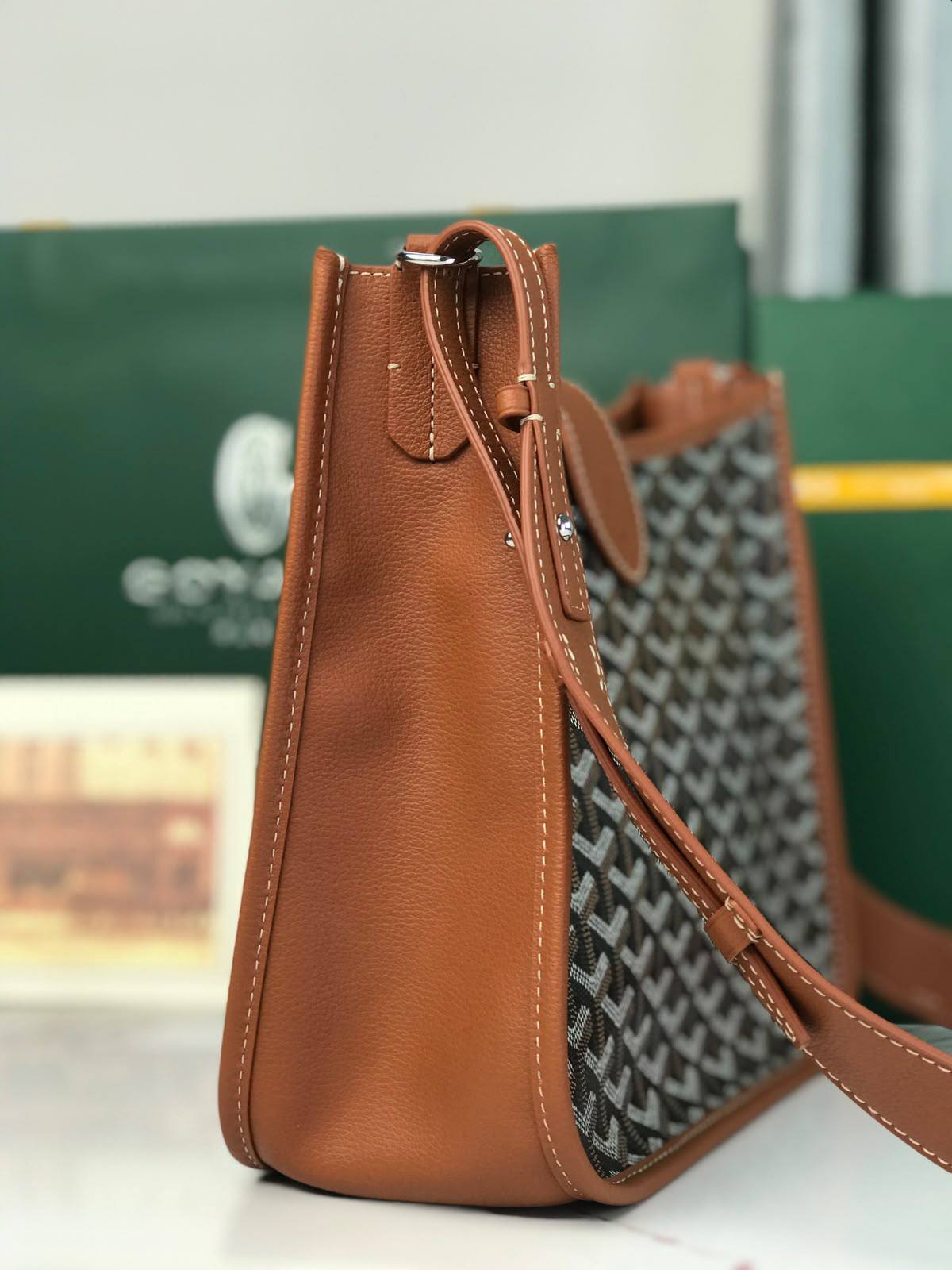 Goyard
messenger bag
Black and Tan (brown)
Size:26cm

For Price 👇 WhatsApp✅
0568585901 
0507557372
0552275751 Owner Zain 👌

Zain325
♥️♥️♥️