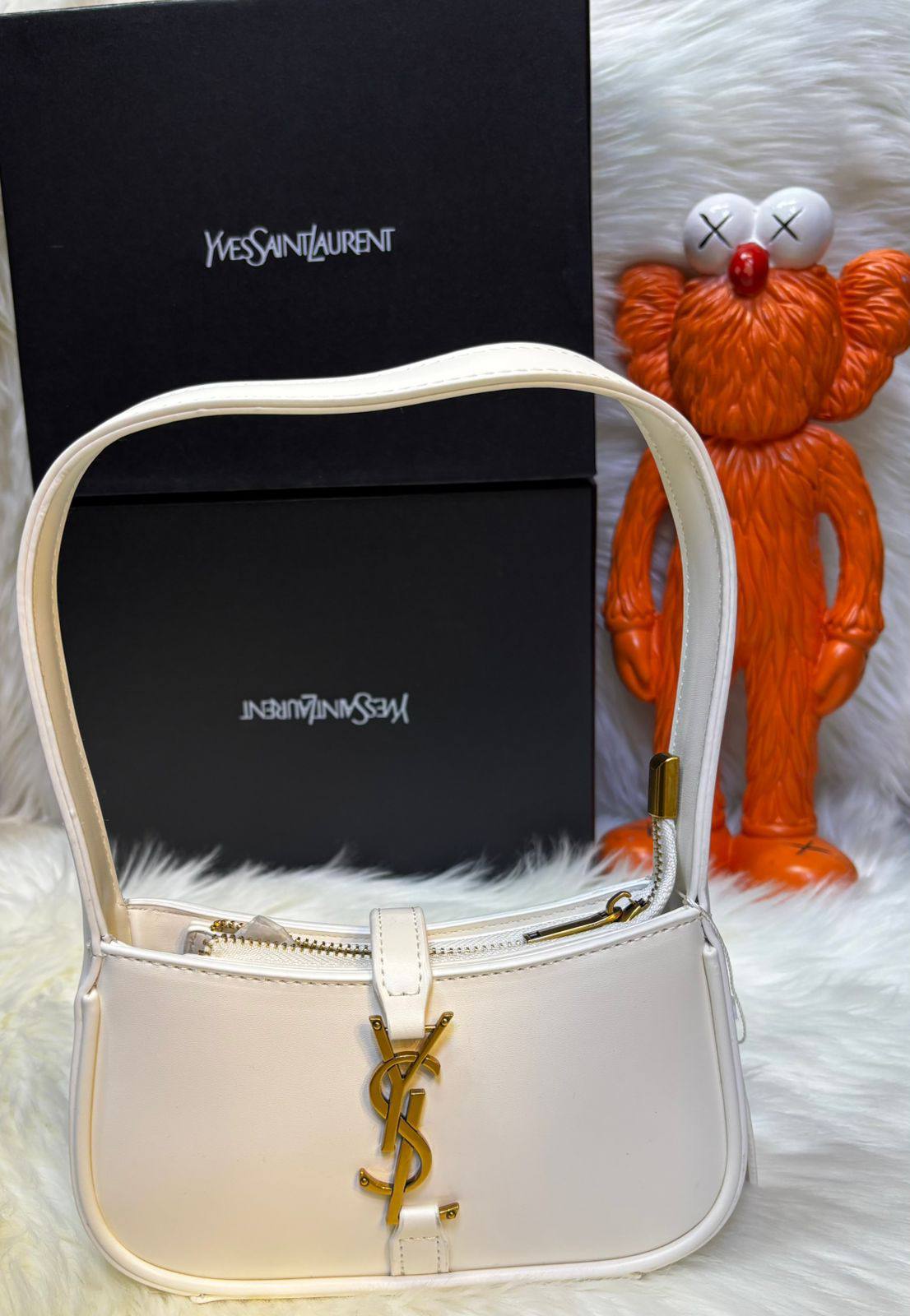 coach model, 
good quality, 

comes with box, 
🎁🎁🎁

size... 25 * 14 cm
90 dhs❣️

Zain12
♥️♥️♥️