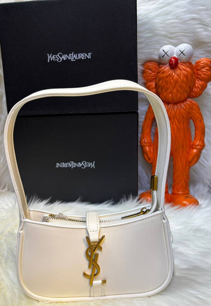 coach model, 
good quality, 

comes with box, 
🎁🎁🎁

size... 25 * 14 cm
90 dhs❣️

Zain12
♥️♥️♥️