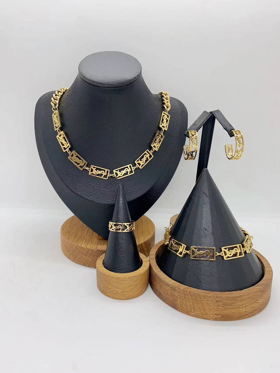 Stainless steel SET 💯*
Necklace ❤️‍🩹
Earring 🍁
Breslat ❣️
Ring 💍 free size
With normal boxes 📦 
And paper bag 🛍️
45 dhs🪙🌨️

Zain216
♥️♥️♥️