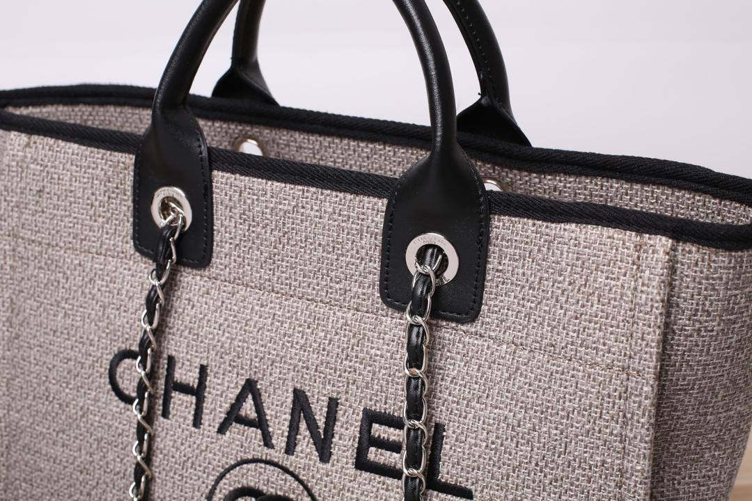 Chanel

100 DHS🇦🇪🇦🇪

 high quality 

42cm

Zain26
♥️♥️♥️