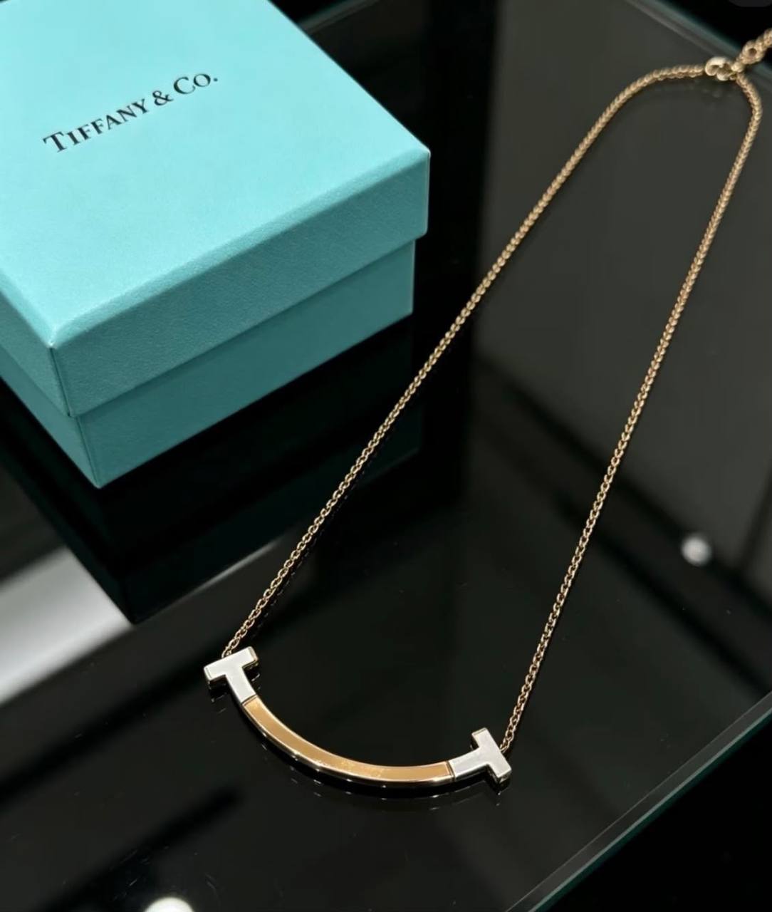 Tiffany 🔥*
Necklace 🐦‍🔥
Master quality 💯
With normal boxes 🗃️ 
50 dhs💓
With master box 📦 
70 dhs💓

Zain216
♥️♥️♥️