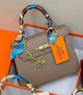 Hermes
25*18*10 cm

With box 
🎁🎁🎁

80 dhs❣️

Zain17
♥️♥️♥️