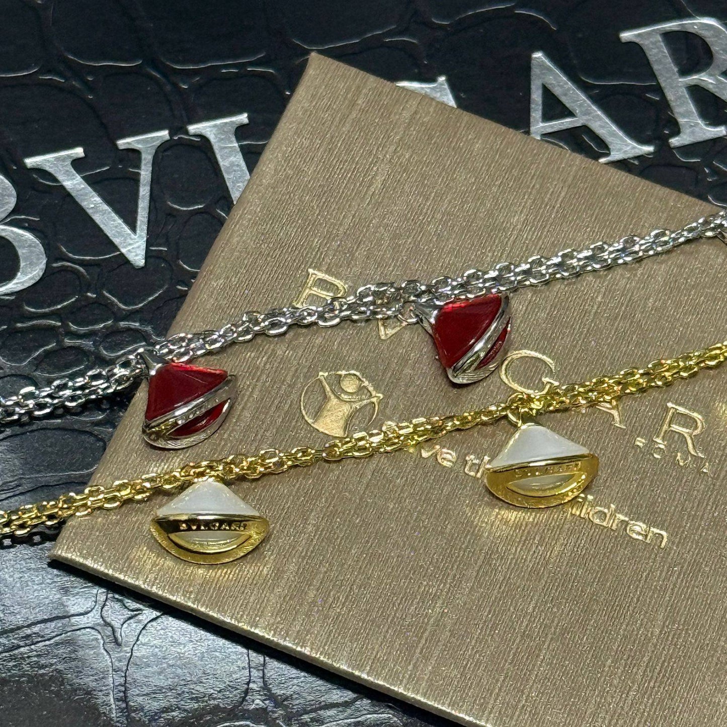 BVLGARI ❤️‍🔥*
Bracelet ❣️
Master quality 💯
With normal boxes 📦 
55 dhs🌺
With master box 🗃️ 
90 dhs🌺

Zain216
♥️♥️