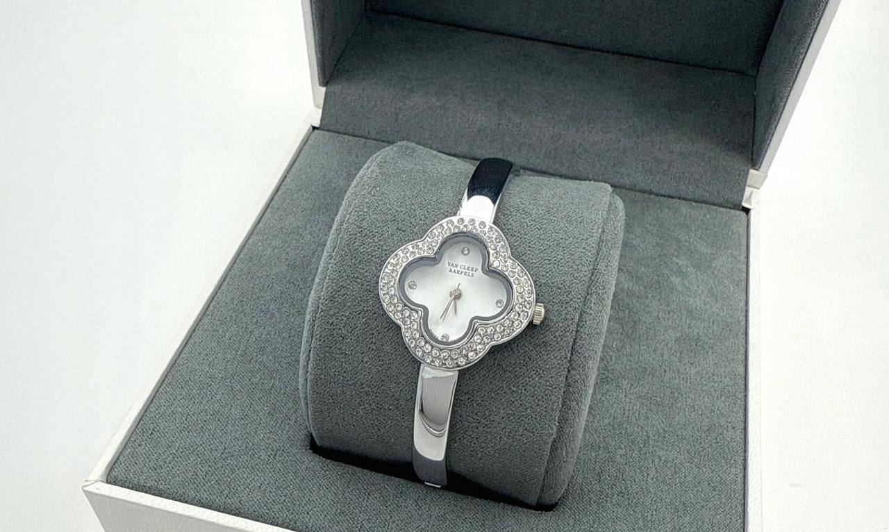 Van Cleef
60 dhs🪙🌨️

Zain45
♥️♥️♥️