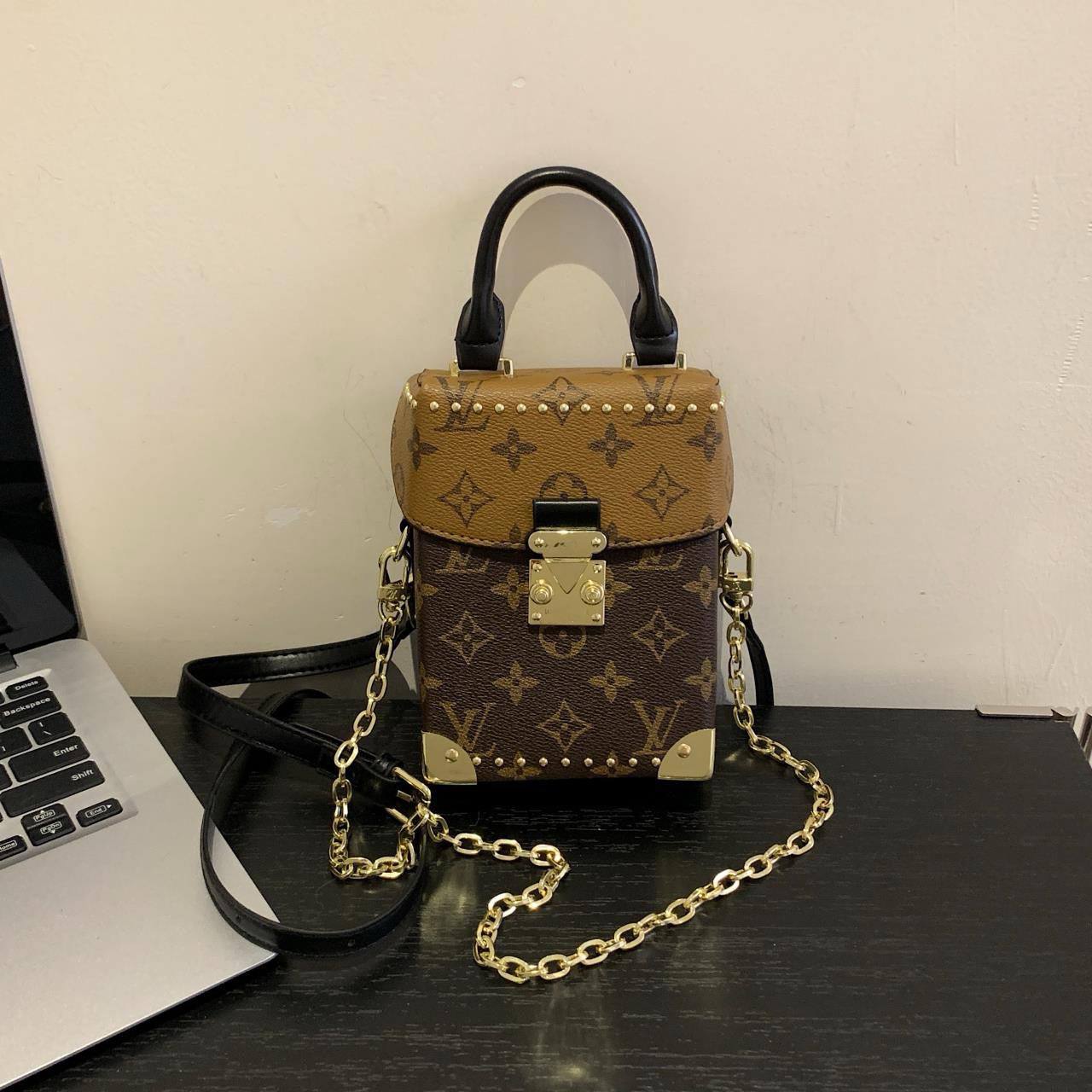 LV
17*12*6 cm
75 dhs✅

Zain17
♥️♥️♥️