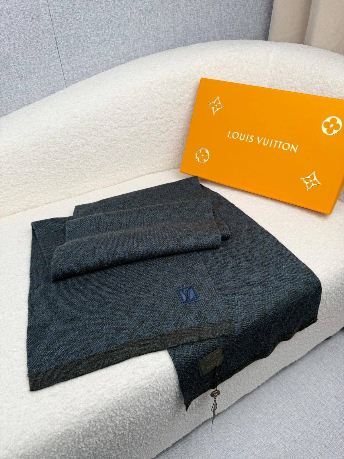 NEW COLLECTION👌🏻
Louis Vuitton SCARF MAN❤‍🔥
 MASTER Quality👑With Original Packaging👌🏻

230 dhs🇦🇪🇦🇪

Zain329
♥️♥️♥️