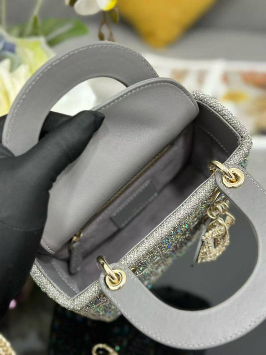 *Lady Dior Small Gray Metallic-Calfskin And Satin With Bead Embroidery✅*
*Size 17 cm*
For Price 👇 WTSP Text Zain 0568585901

Zain274
♥️♥️♥️