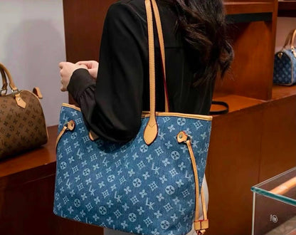 LOUIS VUITTON 

COPY ONE 

WITH BOX 

110 dhs🇦🇪🇦🇪

Zain295
♥️♥️♥️