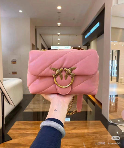 Aigner

120 dhs❣️

size:29*10*18

With box
🎁🎁🎁

Good quality

Zain07
♥️♥️♥️