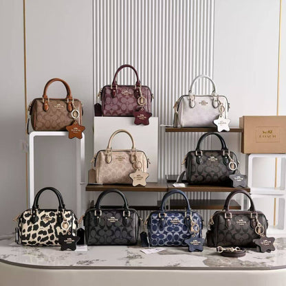 Coach 
100 dhs🇦🇪🇦🇪

with box
size 18×10×13cm

Zain42
♥️♥️♥️