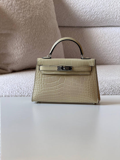 Hermes

minikelly 19cm💕

master quality😍

with box❤️
🎁🎁🎁

550 dhs❣️

Zain52
♥️♥️♥️