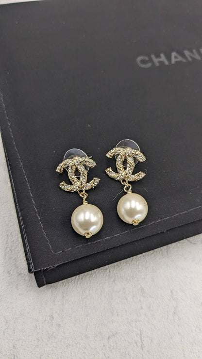 Chanel

Master Quality
Earrings

80 dhs🇦🇪🇦🇪 
With Normal Box🎁


100 dhs🇦🇪🇦🇪🇦🇪
with Master Box 🎁

Zain210
♥️♥️♥️