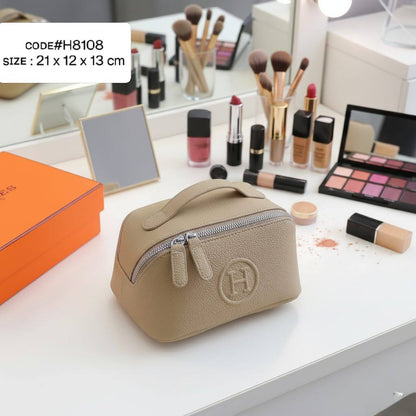 HERMES ᴍᴀᴋᴇ ᴜᴘ ʙᴀɢ
ᴍᴀᴛᴛᴇ ʟᴇᴀᴛʜᴇʀ ᴍᴀᴛᴇʀɪᴀʟ
ᴡɪᴛʜ ʟᴏɴɢ ʙᴇʟᴛ sᴛʀᴀᴘ
sɪʟᴠᴇʀ ʜᴀʀᴅᴡᴀʀᴇ
sɪᴢᴇ: 21 cm
ᴡɪᴛʜ BOX

75 dhs✅

Zain31
❣️❣️❣️