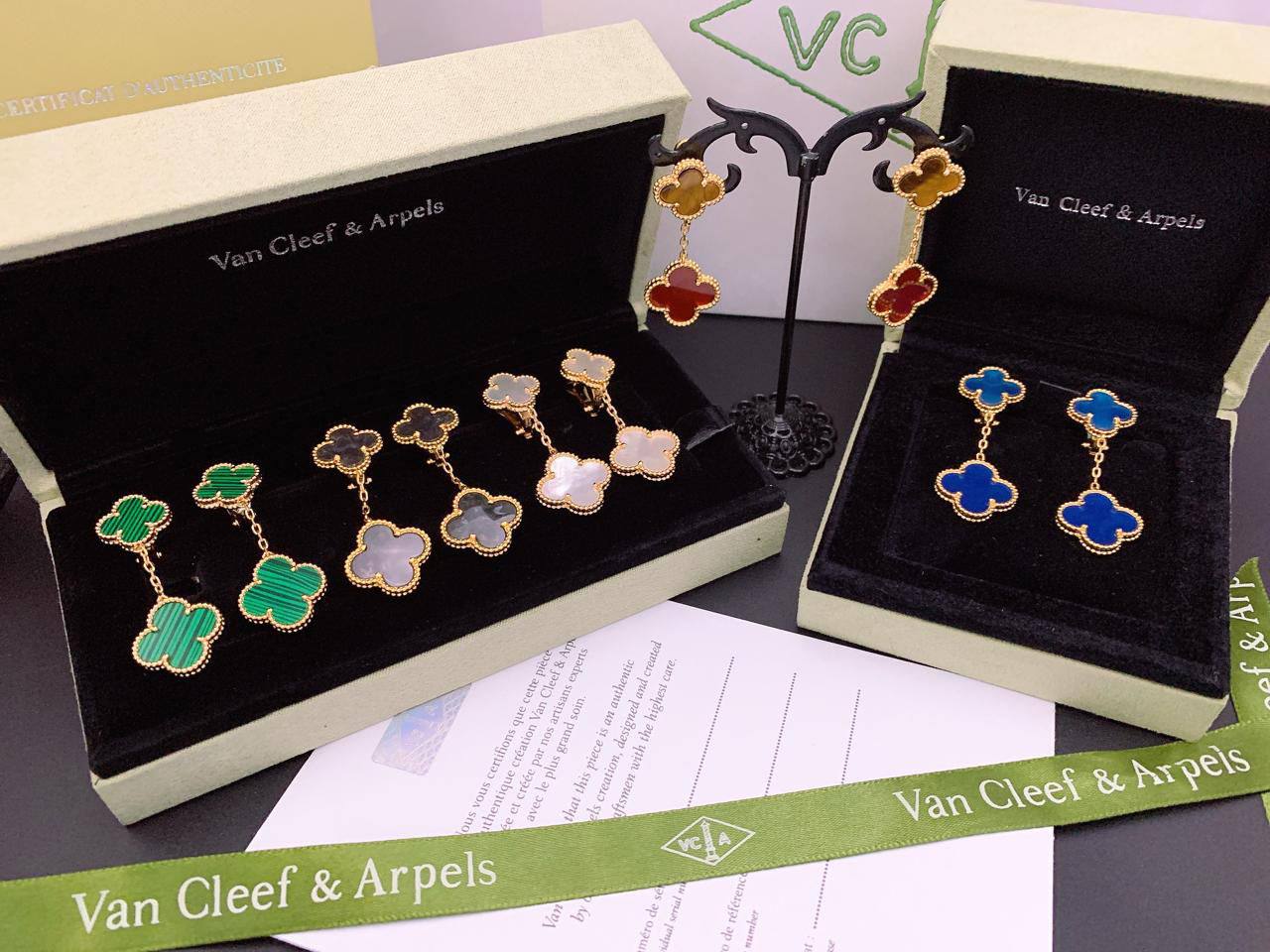Master Earring 
VCA 
65 dhs🪙💚 
WITH SMALL BOX AND PAPER BAG
🎁🎁🎁

75 dhs🪙💚 

WITH GOOD BOX AND PAPER BAG
🎁🎁🎁

Zain89
♥️♥️♥️