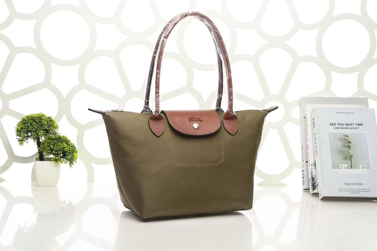 LONGCHAMP BAG 
BIG SIZE 
50 dhs✅
SIZE - *46×18×30 cm

Zain40
♥️♥️♥️