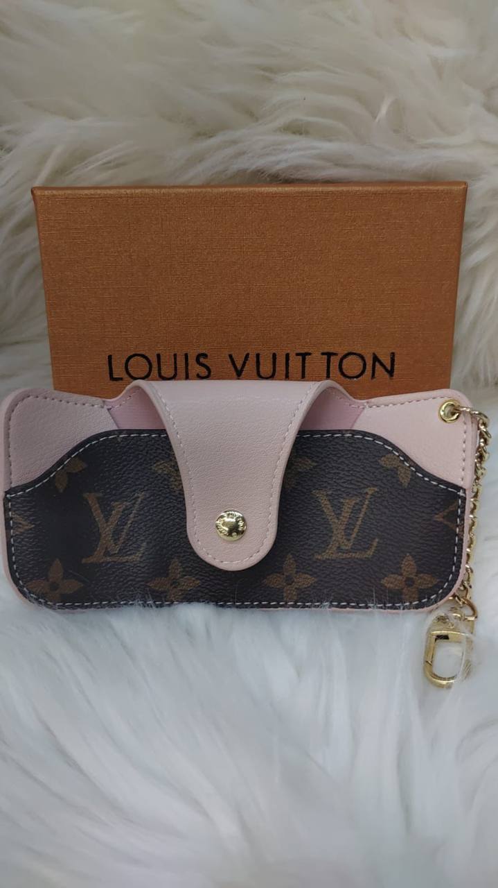 LV key holders & bags charm accessories
All sizes price 
55 dhs✅

Zain88
♥️♥️♥️